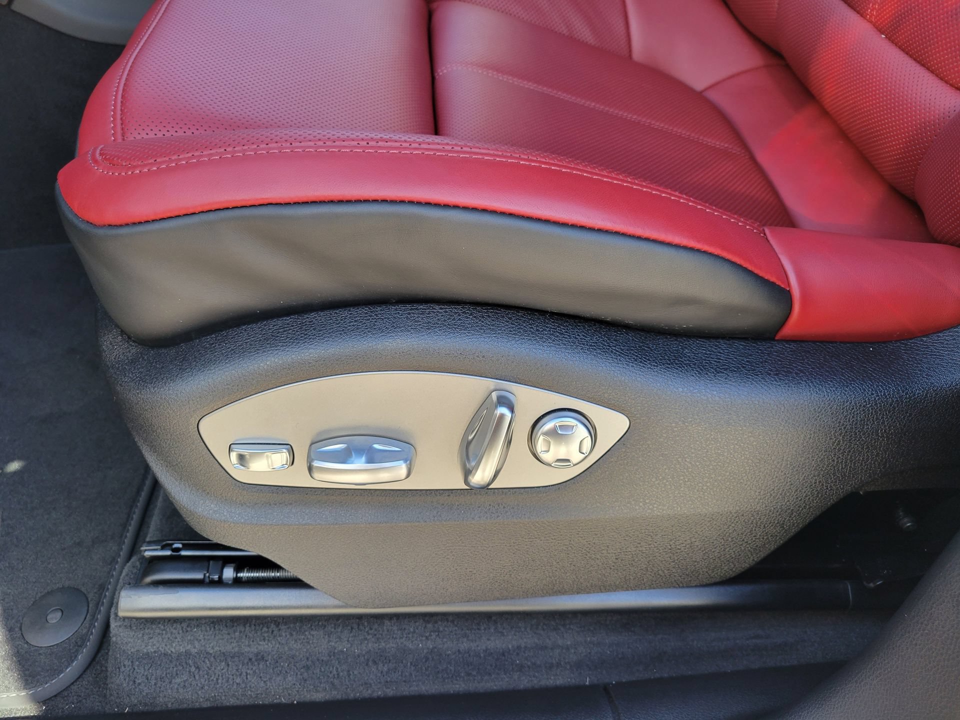 New 2025 Porsche Macan S AWD/4WD image 25