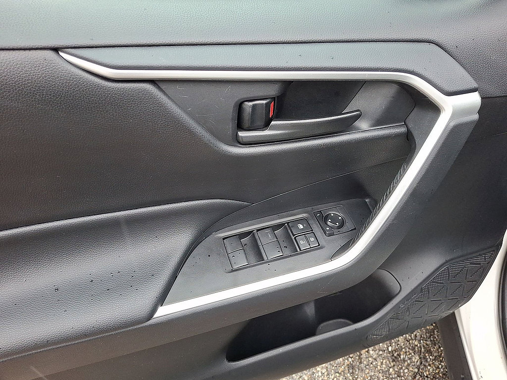 Used 2021 Toyota RAV4 LE AWD/4WD image 10