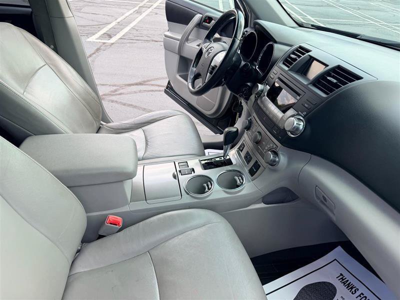 Used 2012 Toyota Highlander SE w/ Tow Pkg AWD/4WD image 16