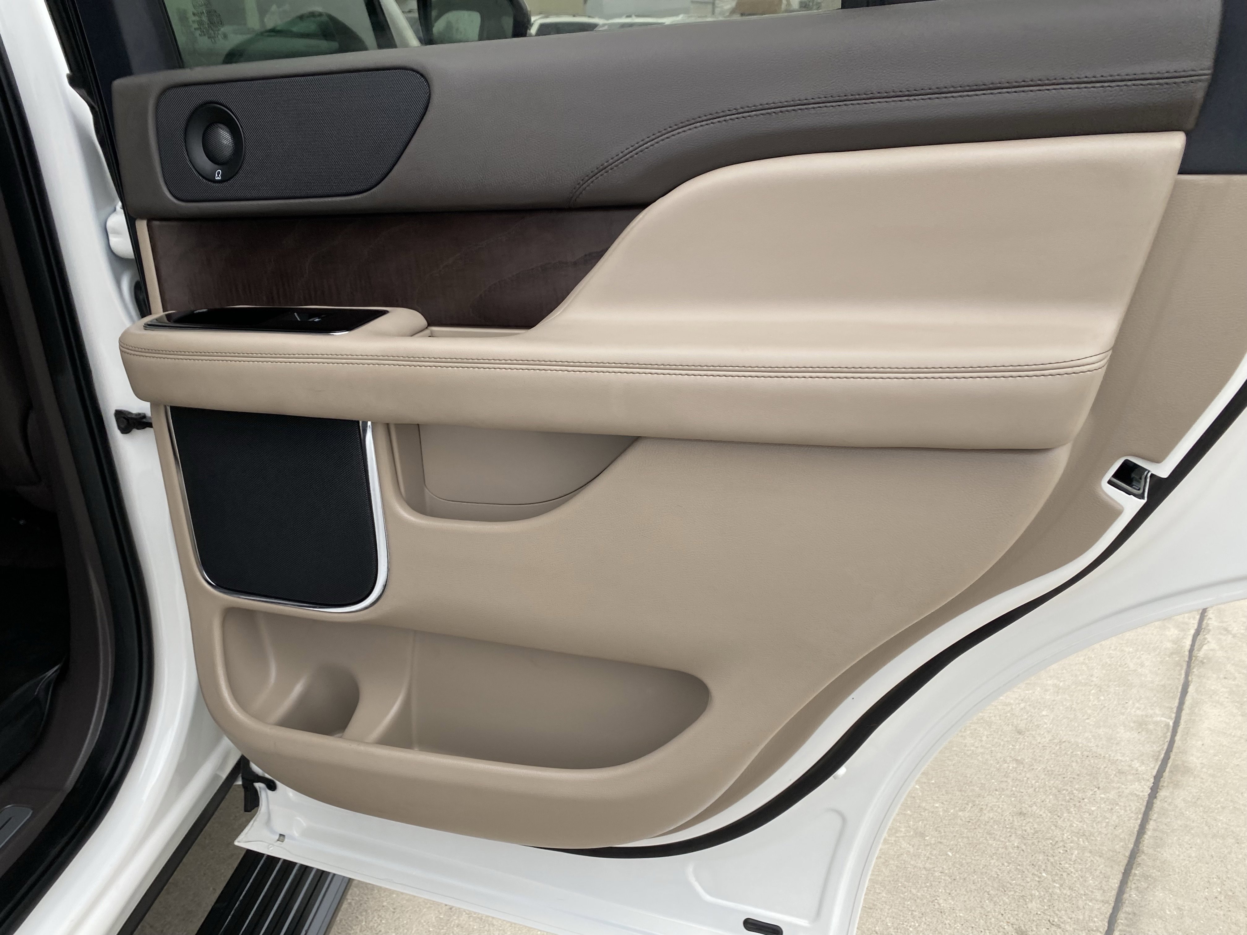 Used 2024 Lincoln Navigator Premiere image 12