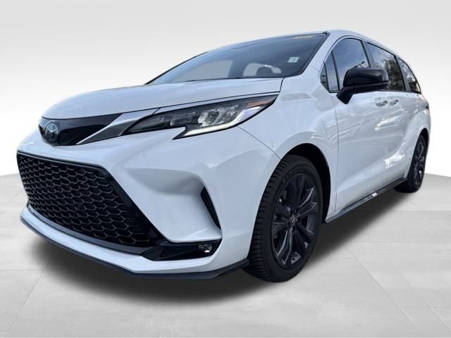 Used 2022 Toyota Sienna XSE image 1