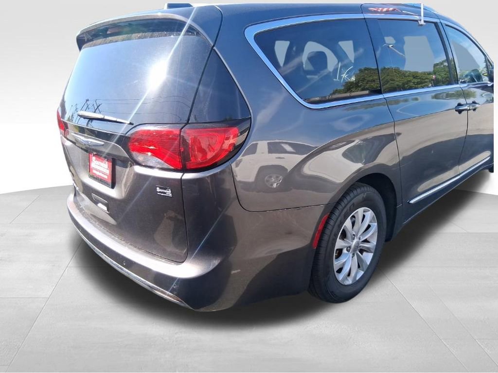 Used 2018 Chrysler Pacifica Touring-L FWD image 4