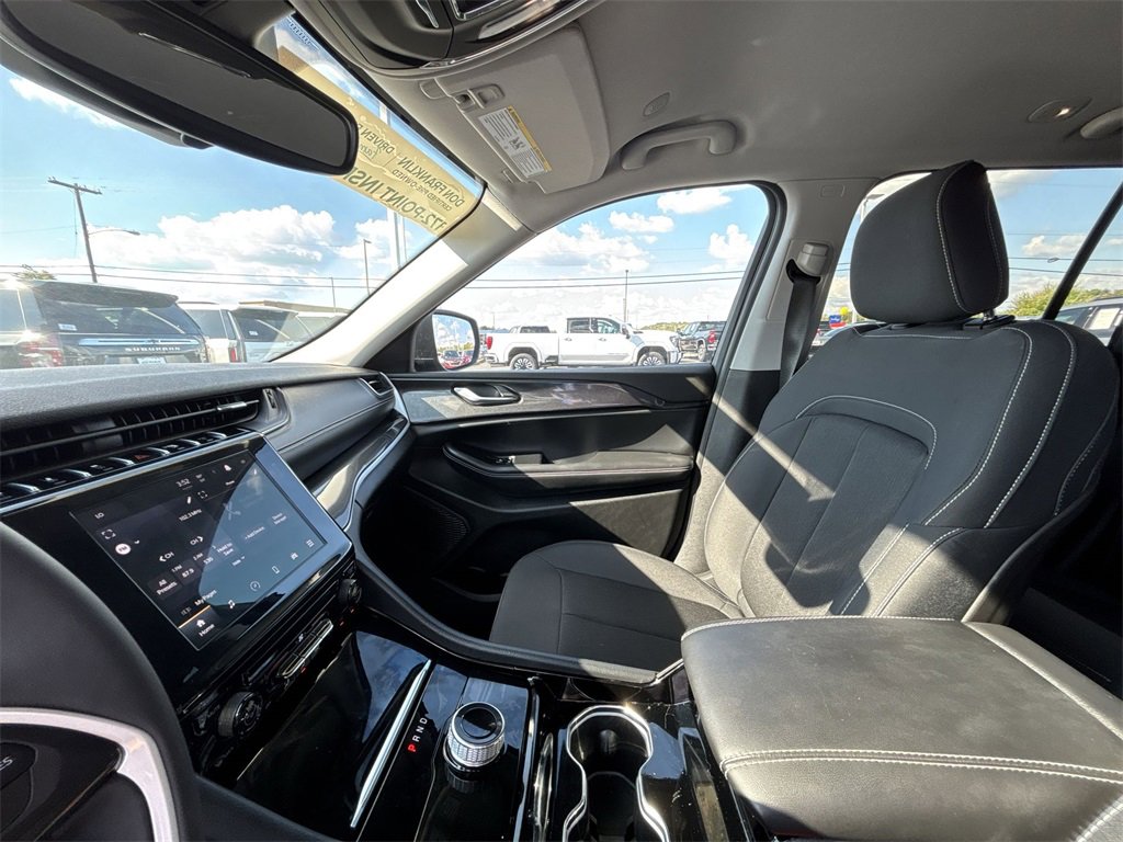 Used 2023 Jeep Grand Cherokee Laredo image 11