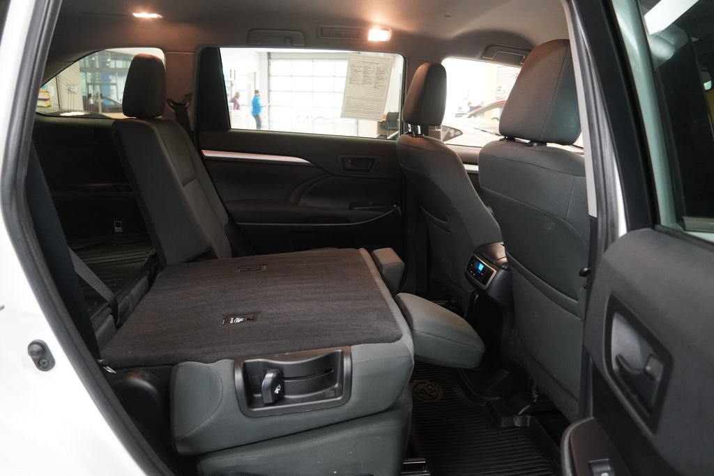 Used 2019 Toyota Highlander LE AWD/4WD image 32