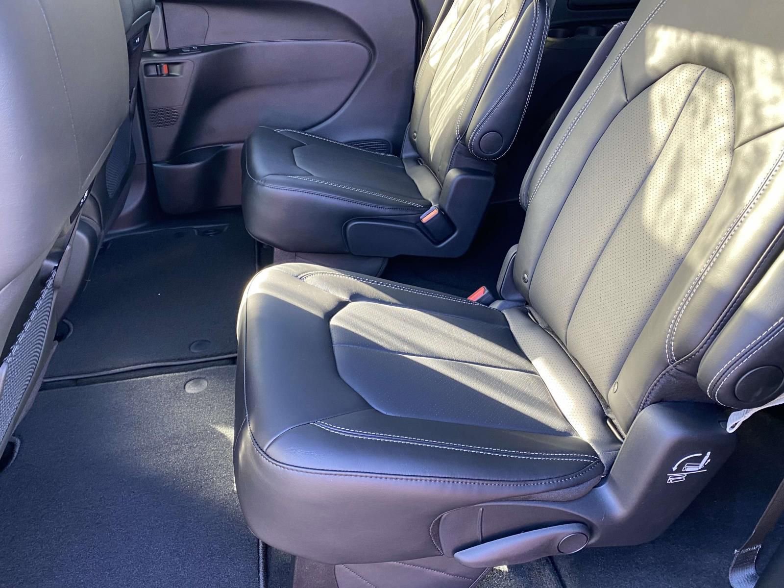 New 2026 Chrysler Pacifica Select image 11