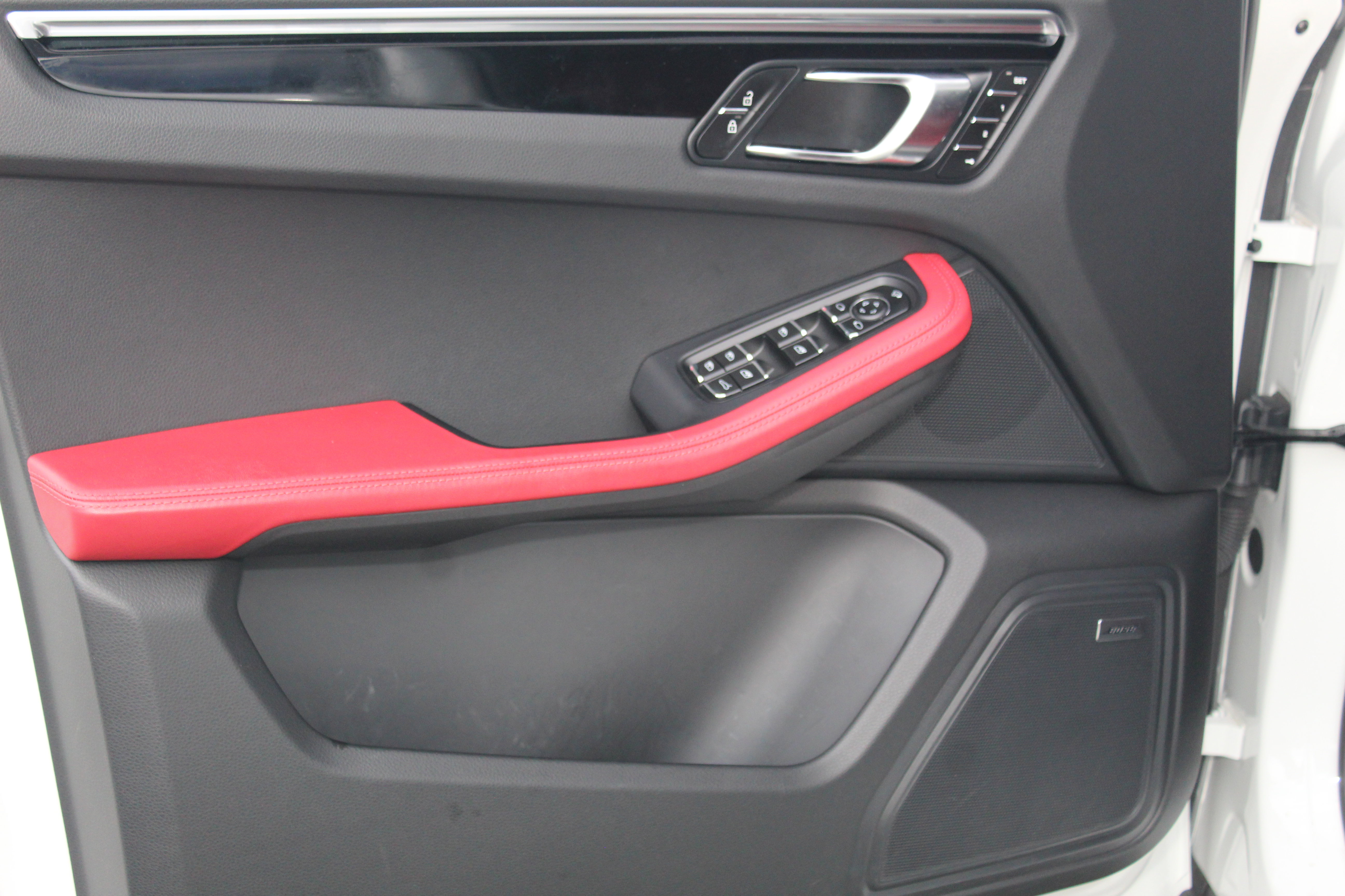 Certified 2025 Porsche Macan image 23