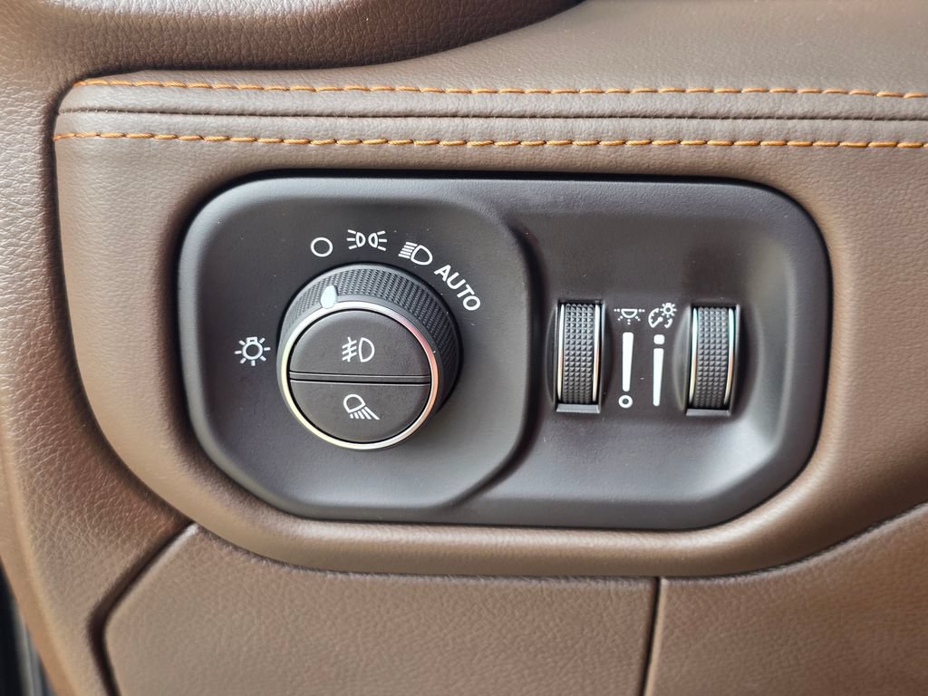 Used 2026 RAM 3500 Longhorn w/ Towing Technology Group AWD/4WD image 34