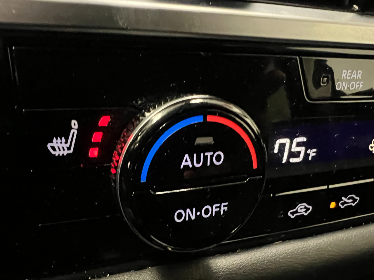 Used 2025 Nissan Pathfinder SL image 46