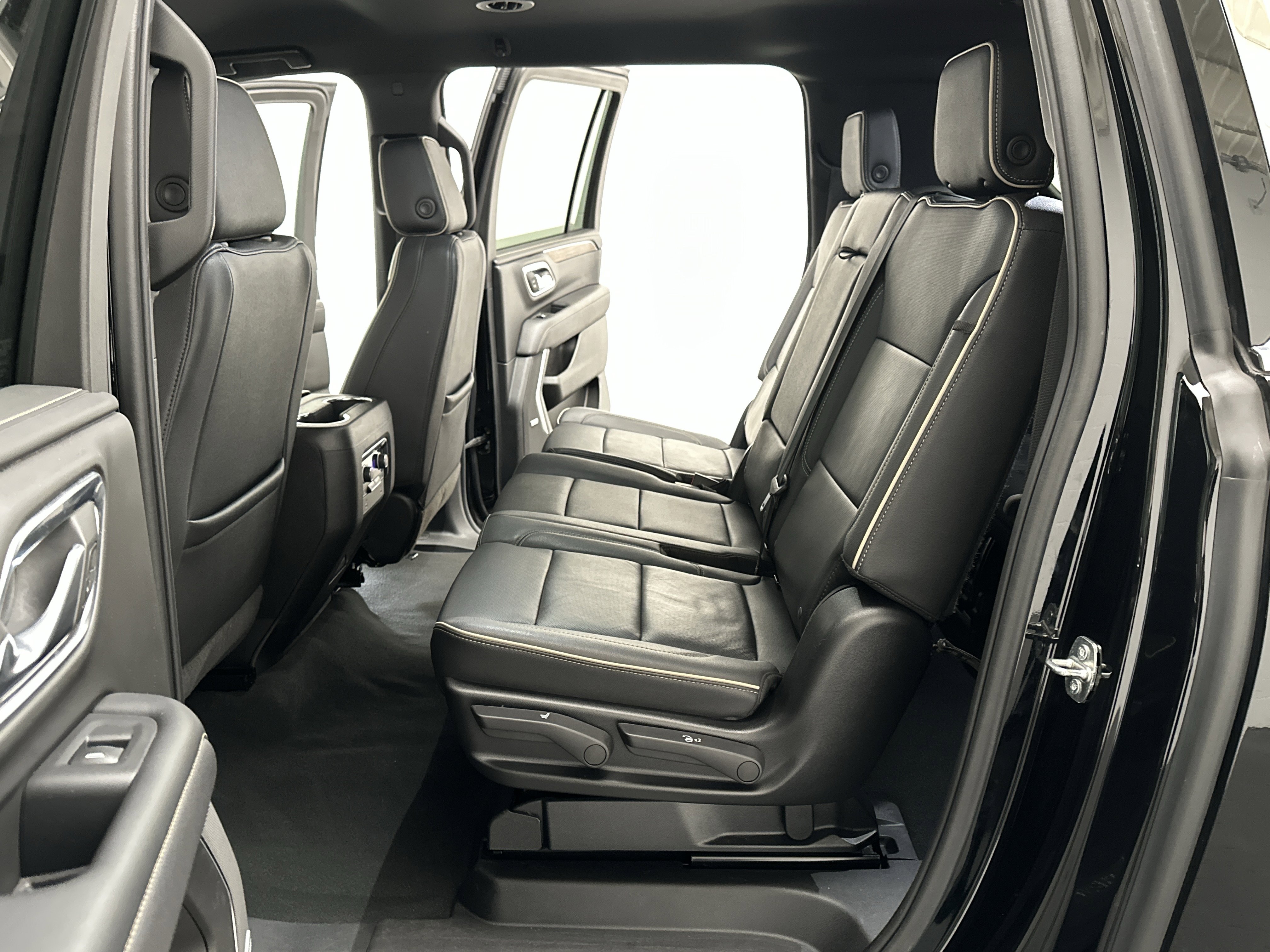 Used 2024 Chevrolet Suburban Premier image 25