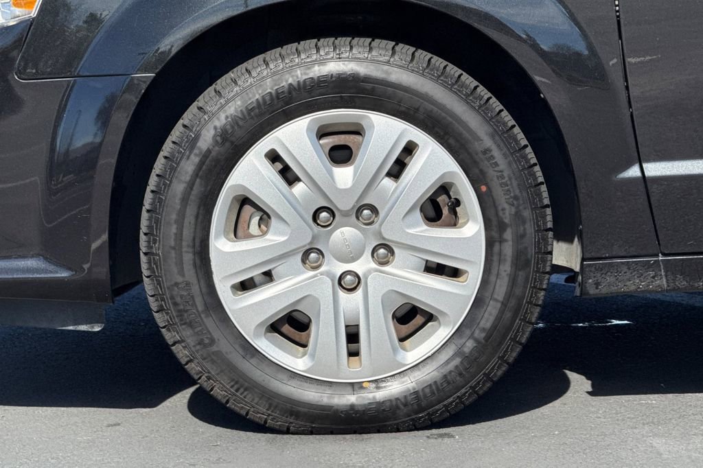 Used 2018 Dodge Grand Caravan SE w/ UConnect Hands-Free Group image 15