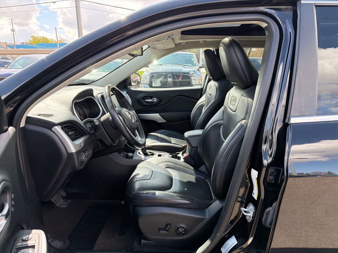 Used 2017 Jeep Cherokee Overland w/ Technology Group image 21