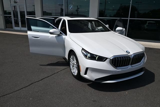 Used 2025 BMW 530i w/ Premium Package RWD image 33