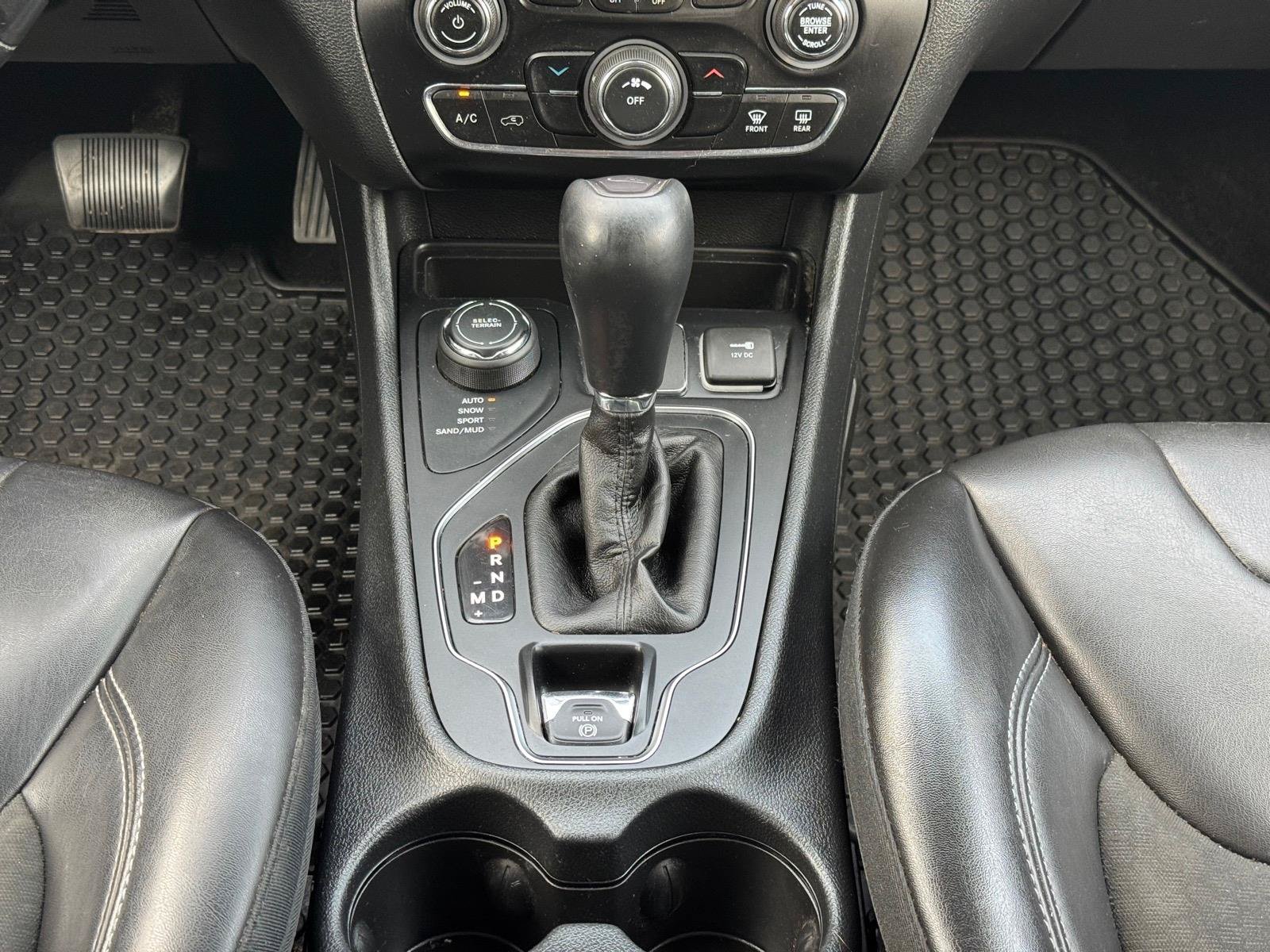 Used 2019 Jeep Cherokee Latitude Plus w/ Cold Weather Group AWD/4WD image 13