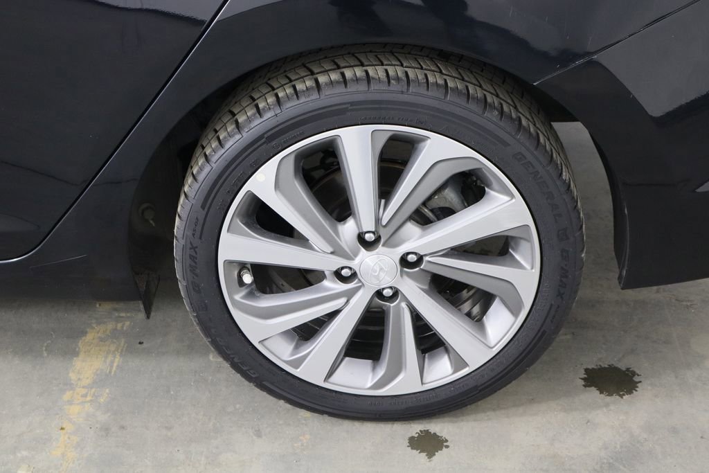 Used 2022 Hyundai Accent Limited image 39