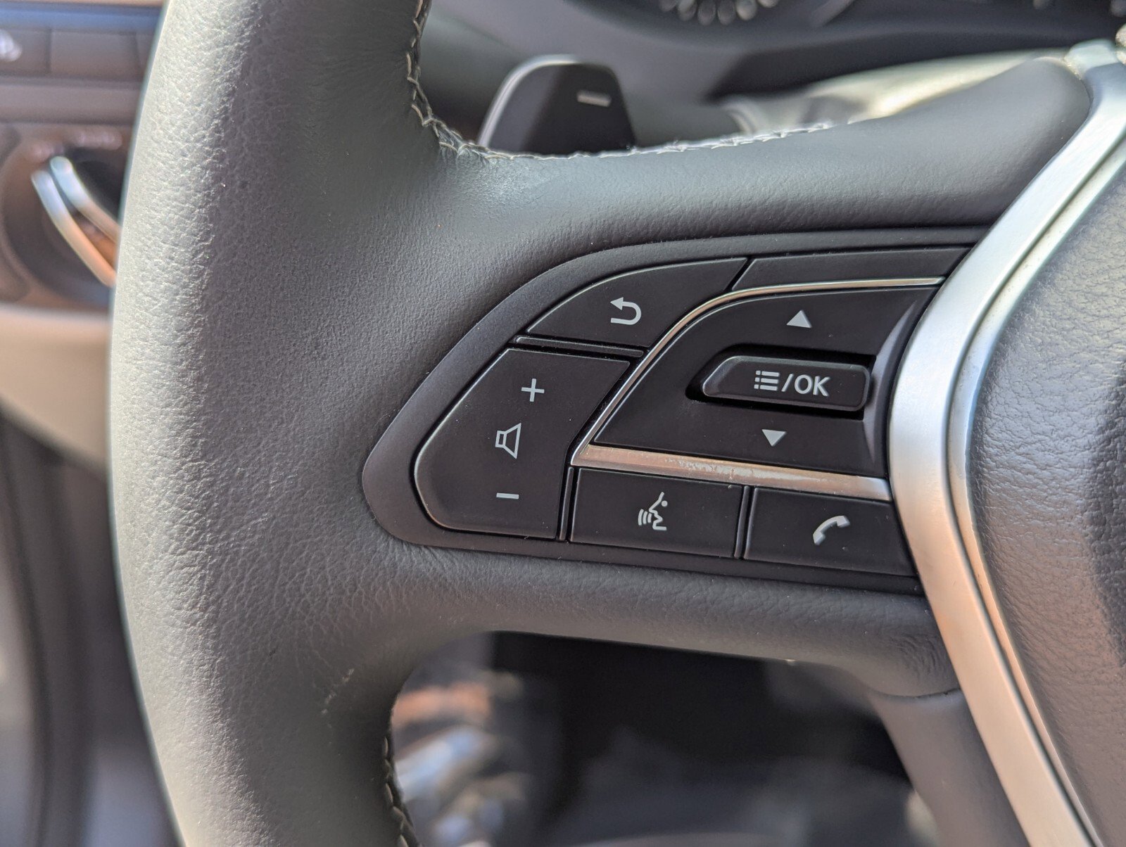 Used 2023 INFINITI QX50 Luxe w/ Accent Package FWD image 35