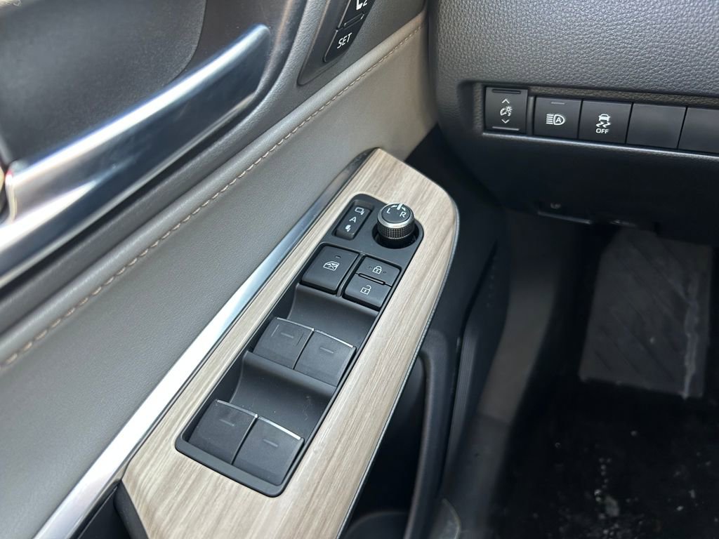 Used 2024 Toyota Venza XLE image 20