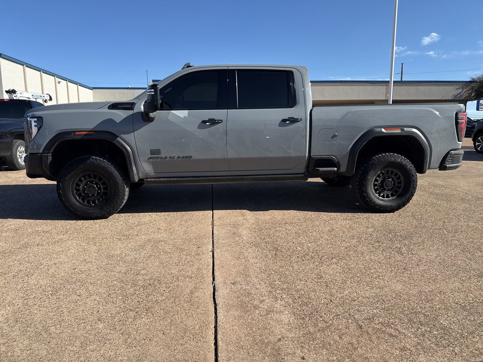 Used 2025 GMC Sierra 2500 AT4X w/ AT4X AEV Edition image 4