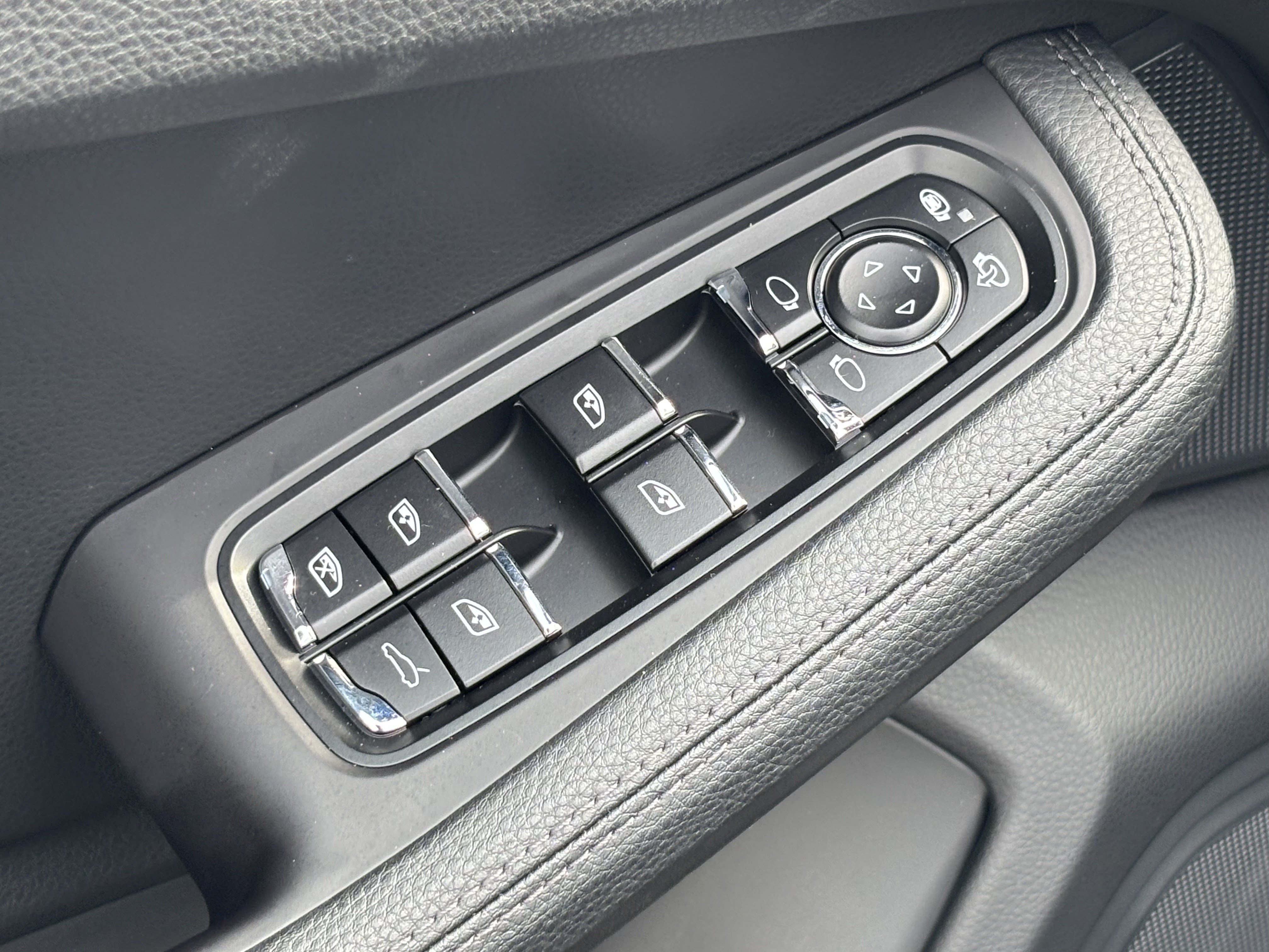 Used 2020 Porsche Macan AWD/4WD image 15