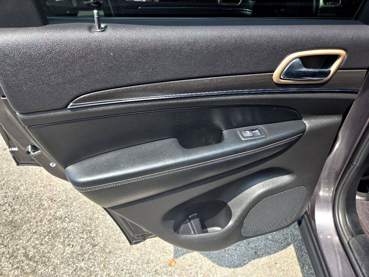Used 2017 Jeep Grand Cherokee Limited image 11