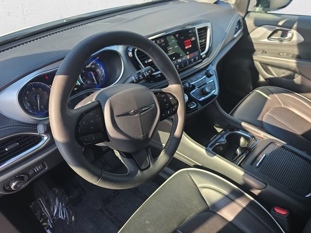 Used 2025 Chrysler Pacifica Limited FWD image 18