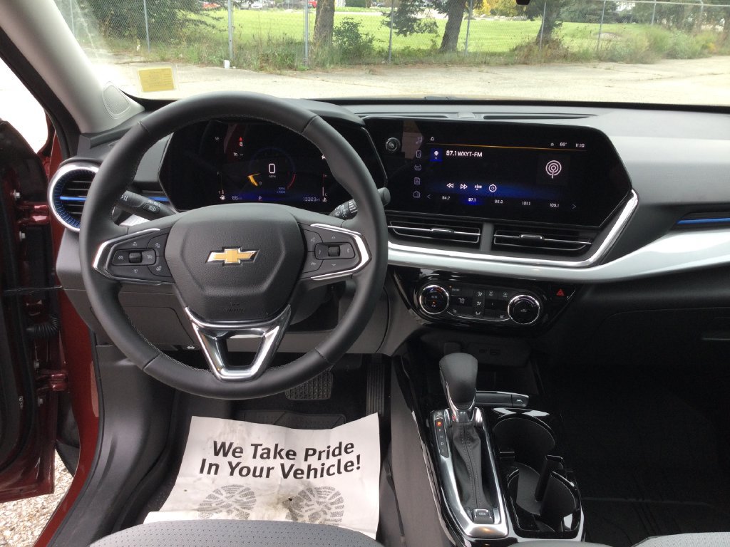 Used 2024 Chevrolet Trax LT w/ Driver Confidence Package FWD image 14