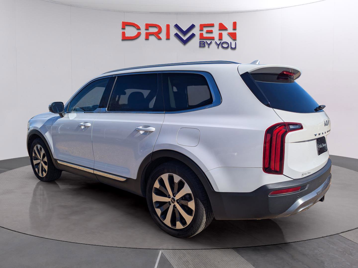 Used 2022 Kia Telluride EX w/ EX Premium Package image 3