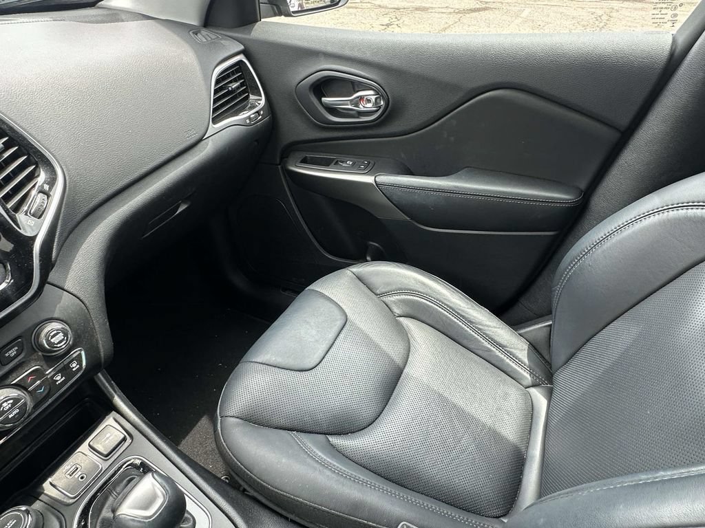 Used 2019 Jeep Cherokee Overland w/ Technology Group AWD/4WD image 31