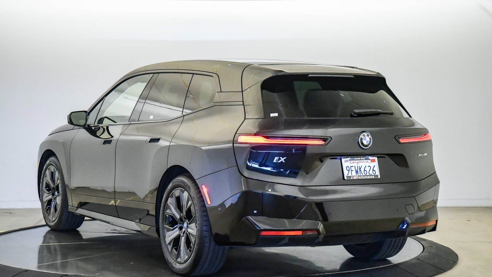 Certified 2023 BMW iX xDrive50 w/ Premium Package AWD/4WD image 2