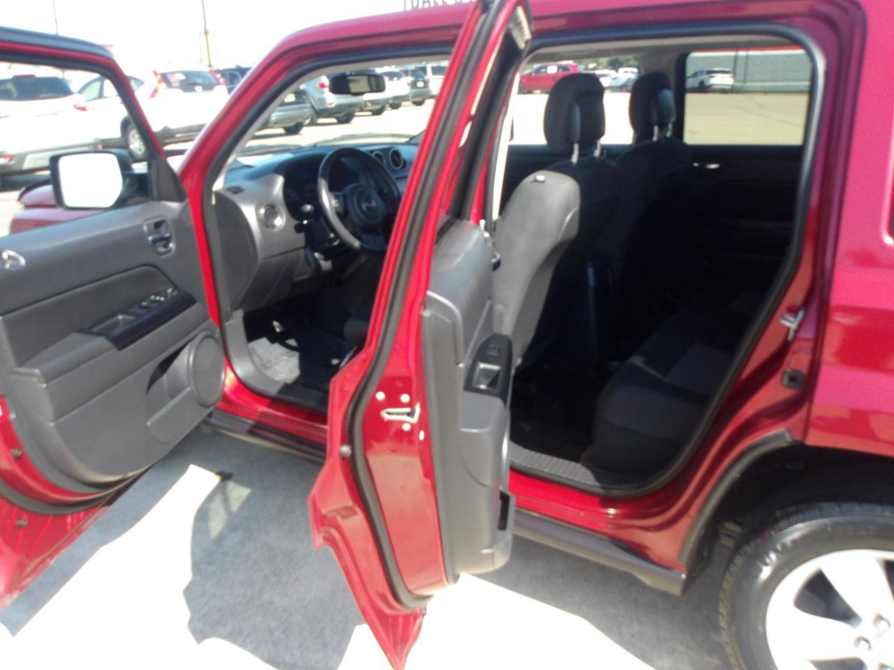 Used 2014 Jeep Patriot Latitude FWD image 15