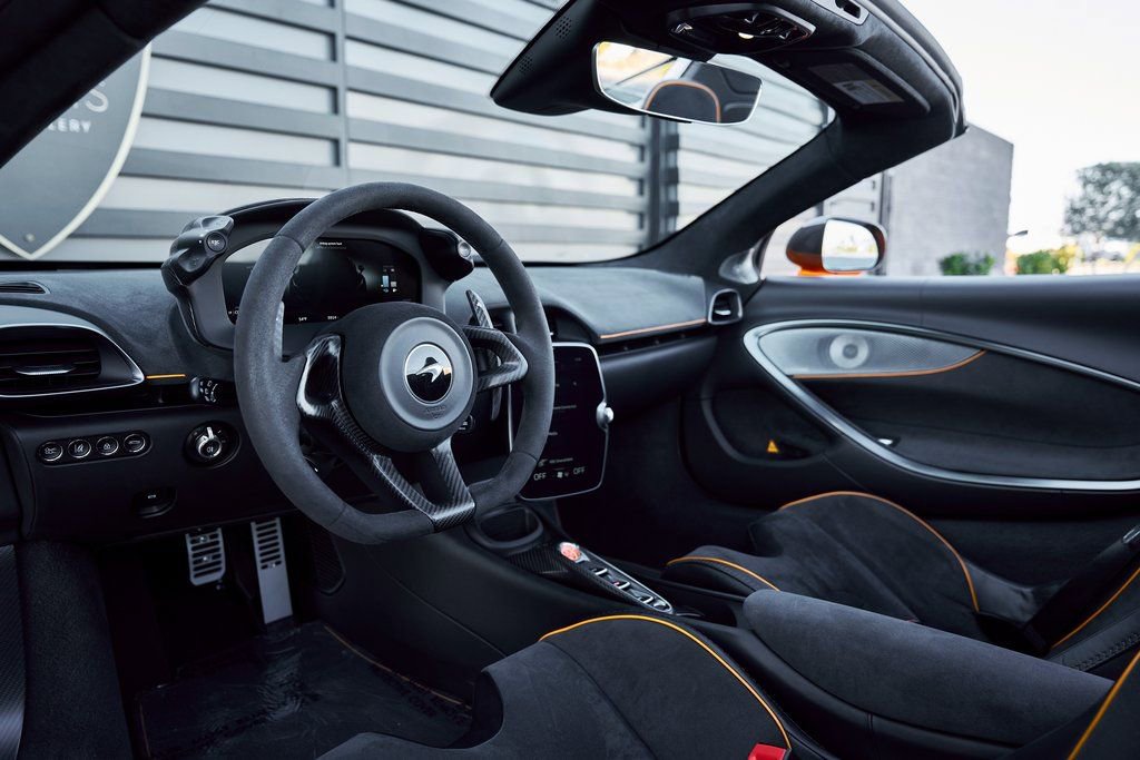 Used 2025 McLaren Artura Spider RWD image 2