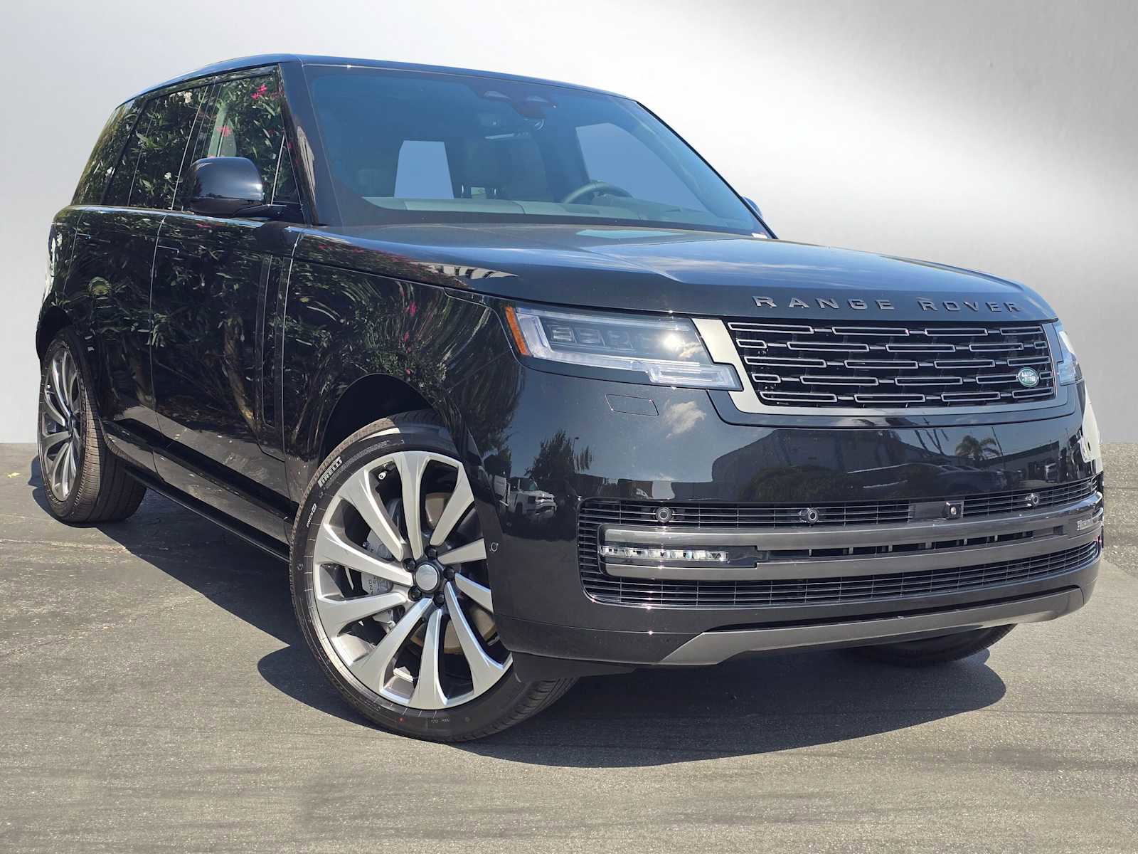 New 2025 Land Rover Range Rover SE image 1