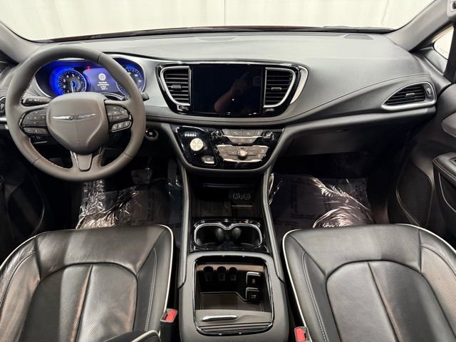 Used 2025 Chrysler Pacifica Limited image 4