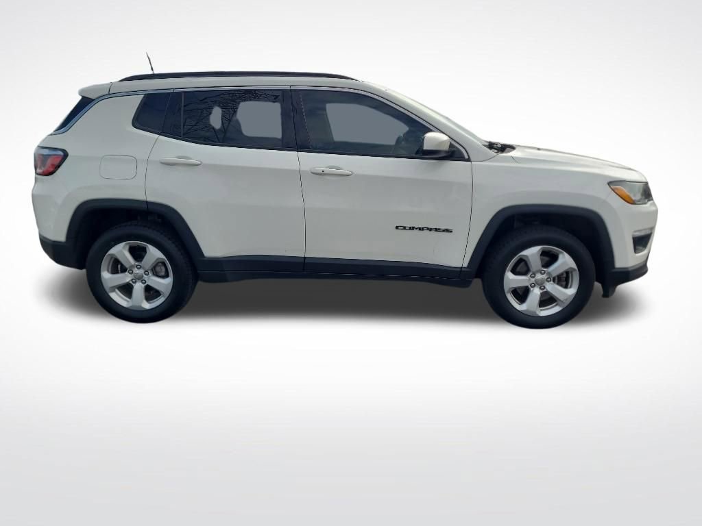 Used 2017 Jeep Compass Latitude w/ Popular Equipment Group AWD/4WD image 3
