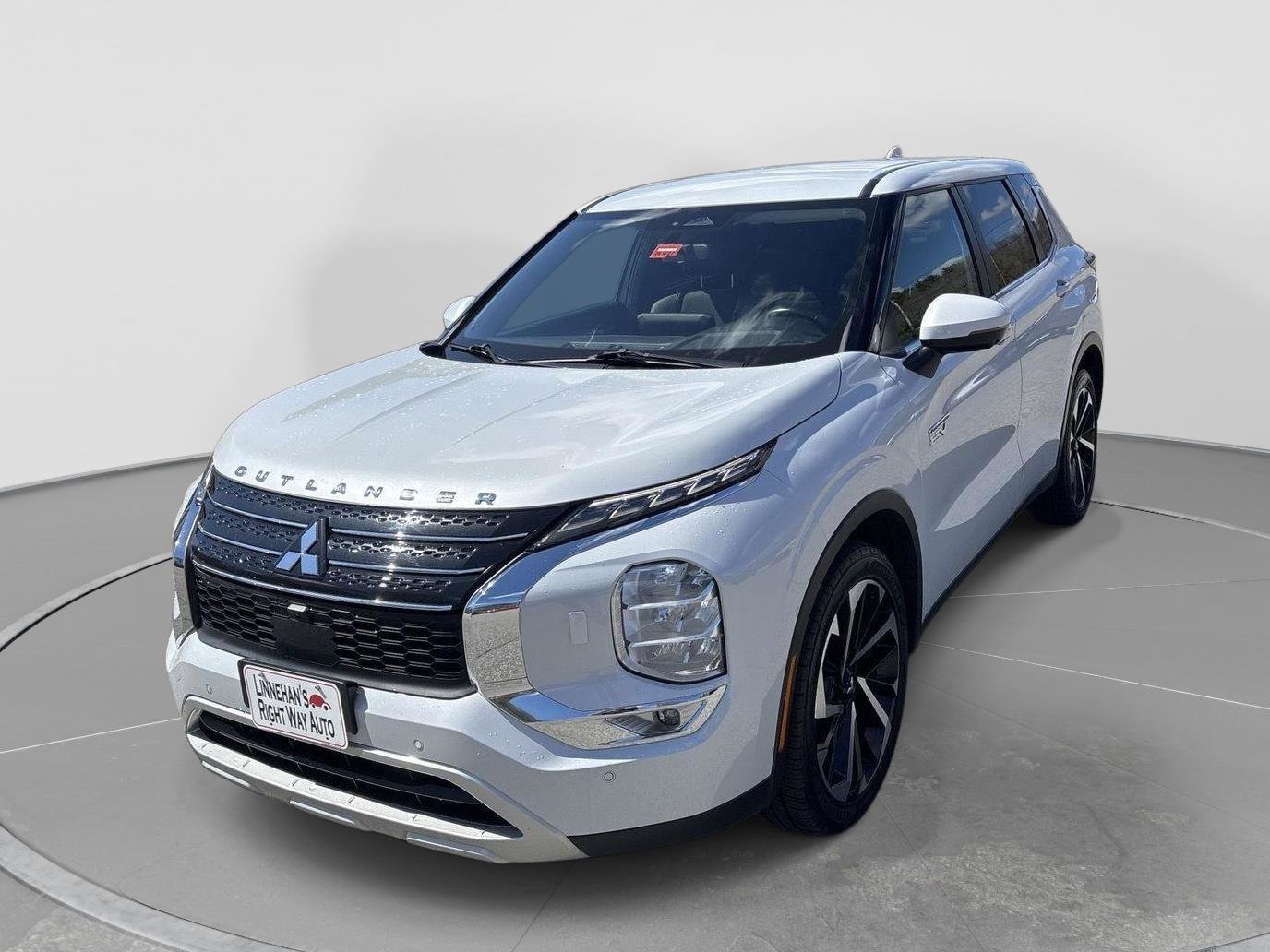 Used 2024 Mitsubishi Outlander 4WD Plug-In Hybrid image 4