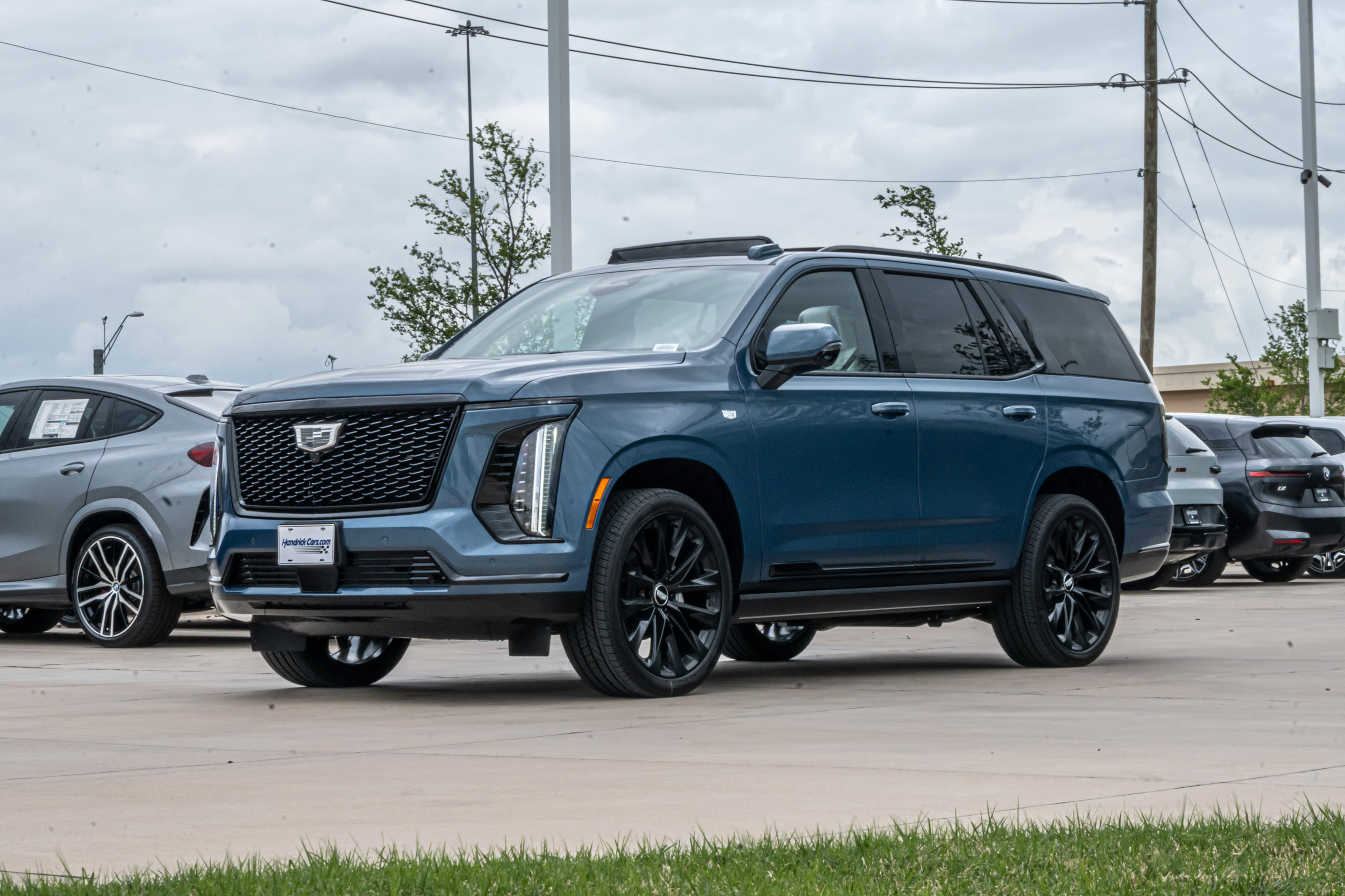 Used 2026 Cadillac Escalade Platinum Sport w/ LPO, ONYX Package AWD/4WD image 4