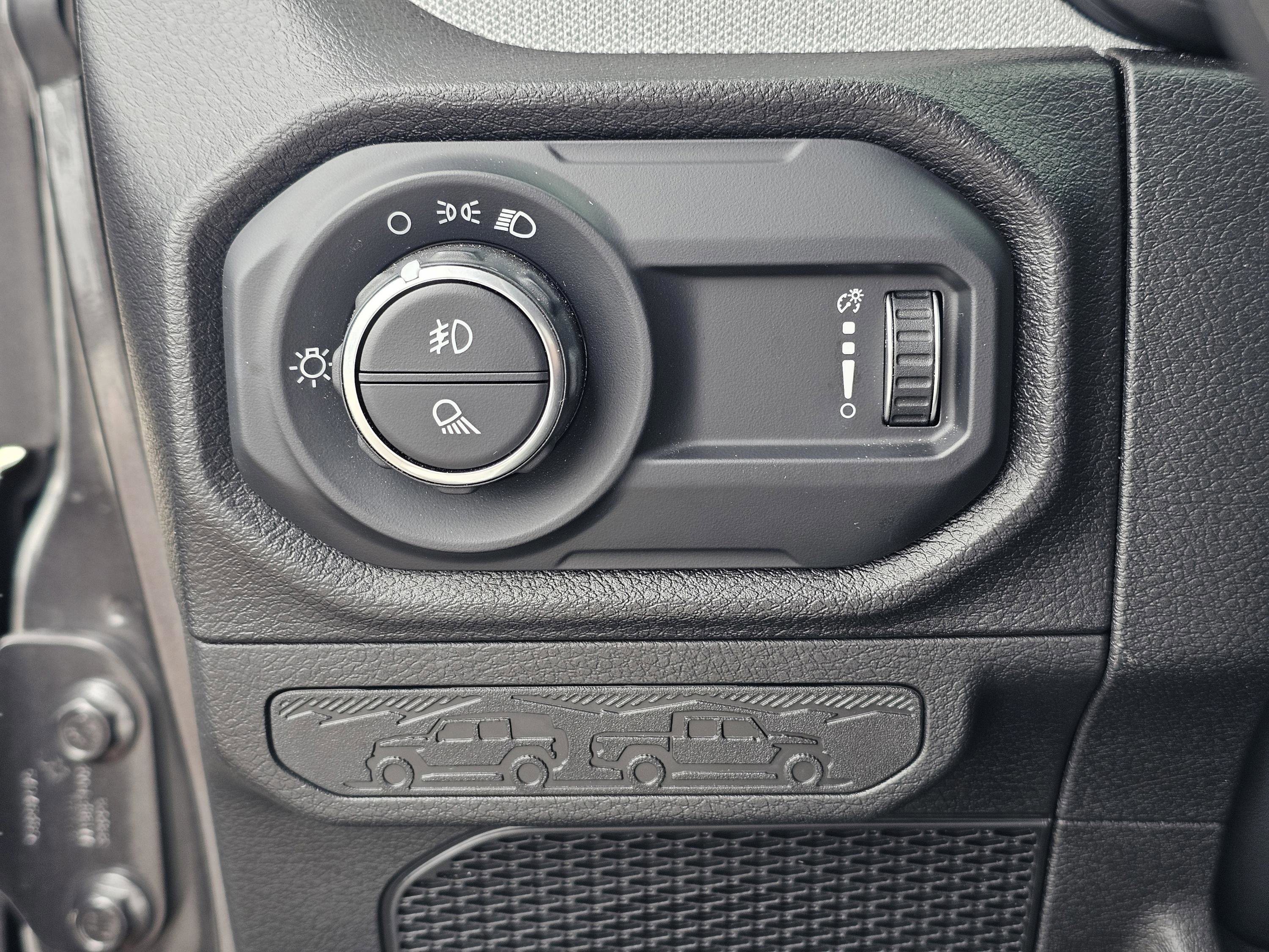 Used 2025 Jeep Gladiator Sport AWD/4WD image 19