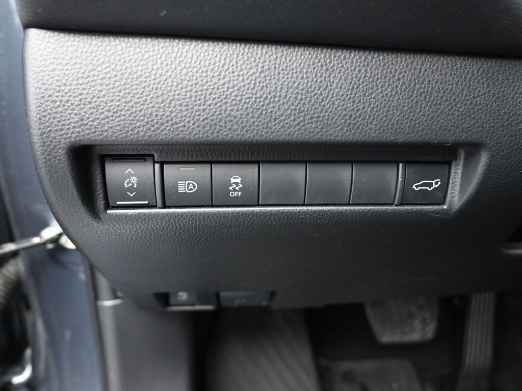 Used 2023 Toyota Venza LE image 12