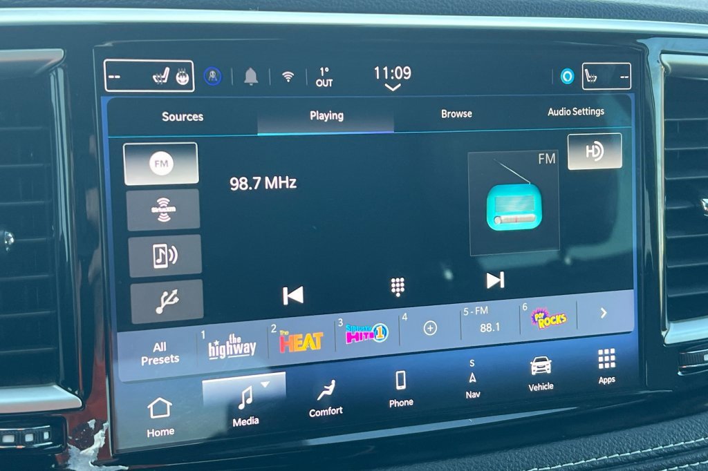 Used 2024 Chrysler Pacifica Select image 16