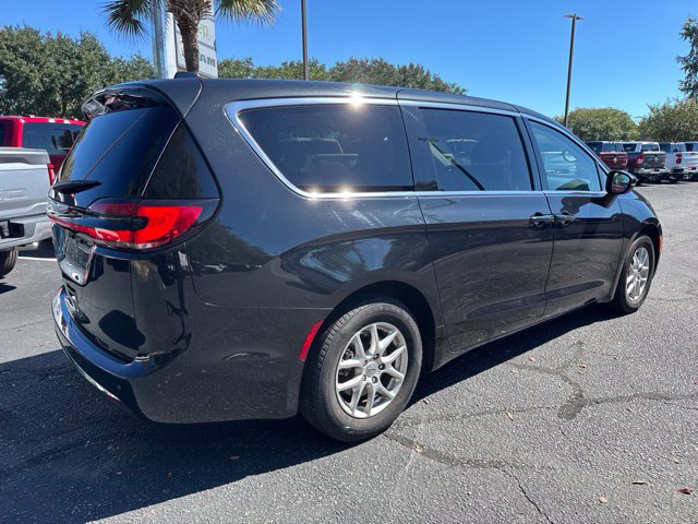 Used 2023 Chrysler Pacifica Touring-L FWD image 8