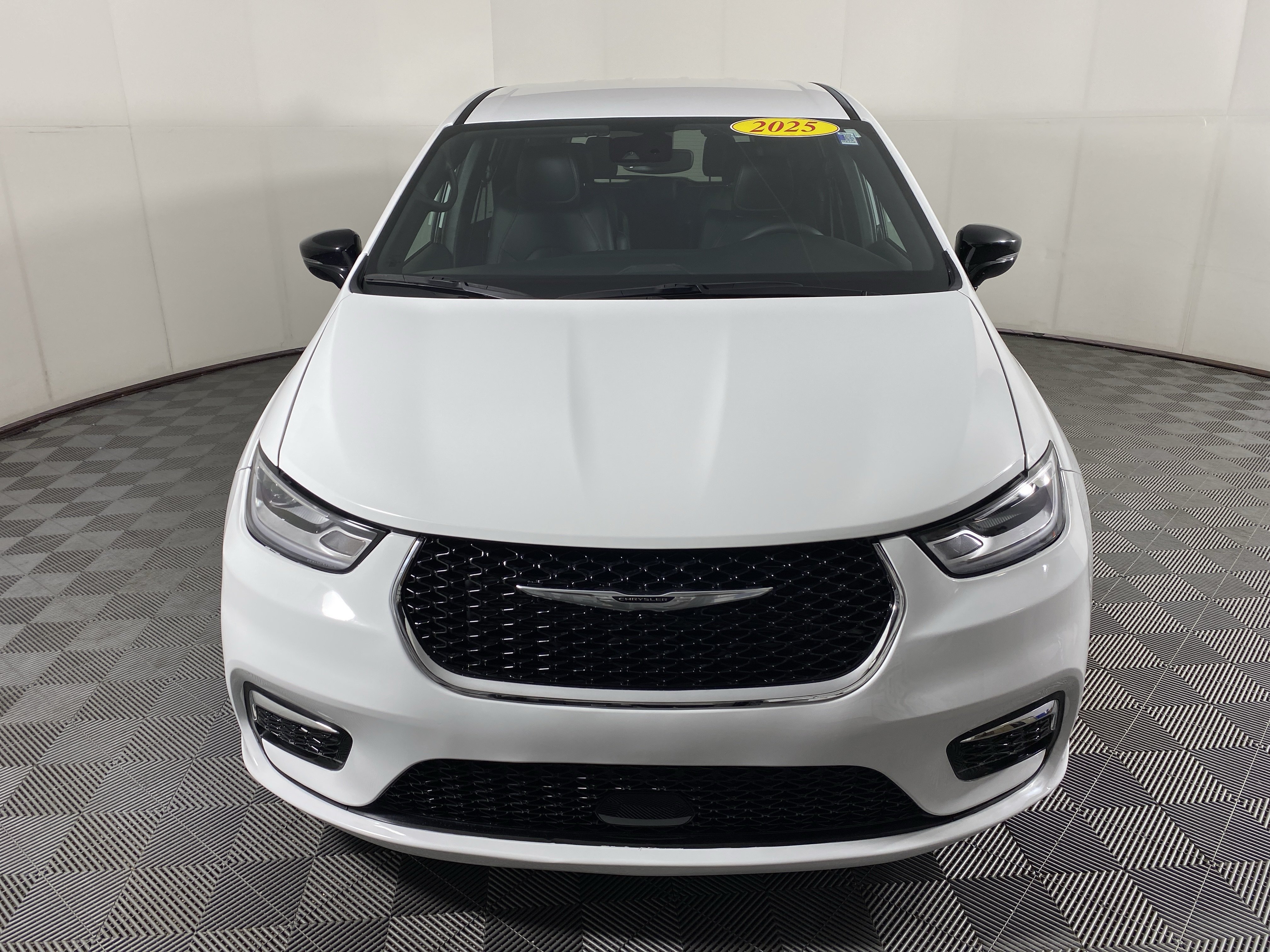 Used 2025 Chrysler Pacifica Select FWD image 11