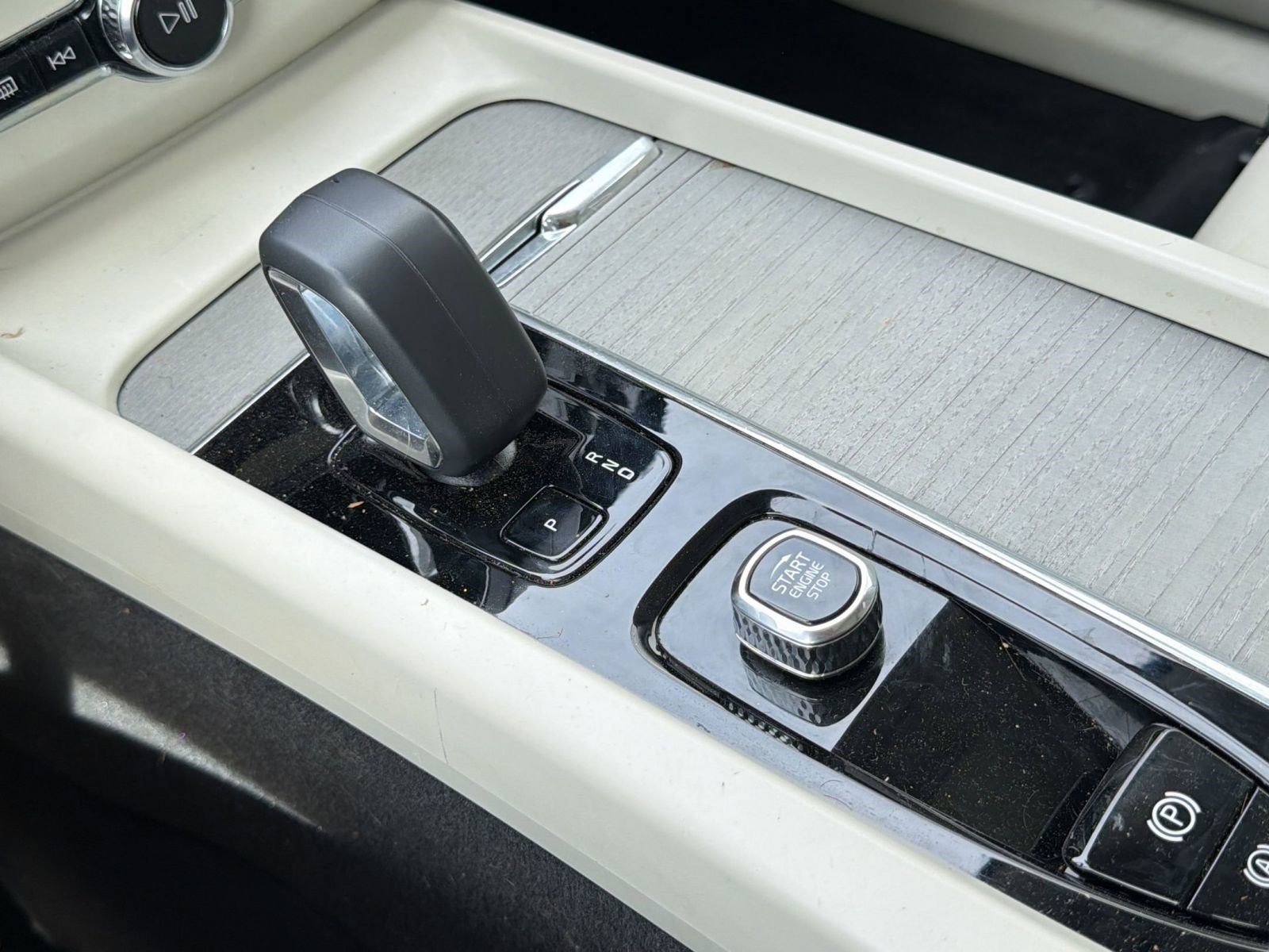 Used 2025 Volvo XC60 T8 Plus w/ Protection Package Premier image 17