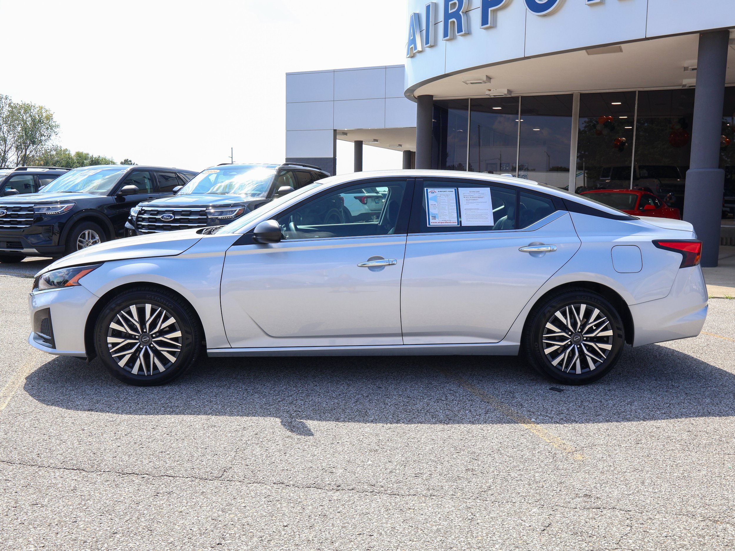 Used 2025 Nissan Altima 2.5 SV FWD image 2
