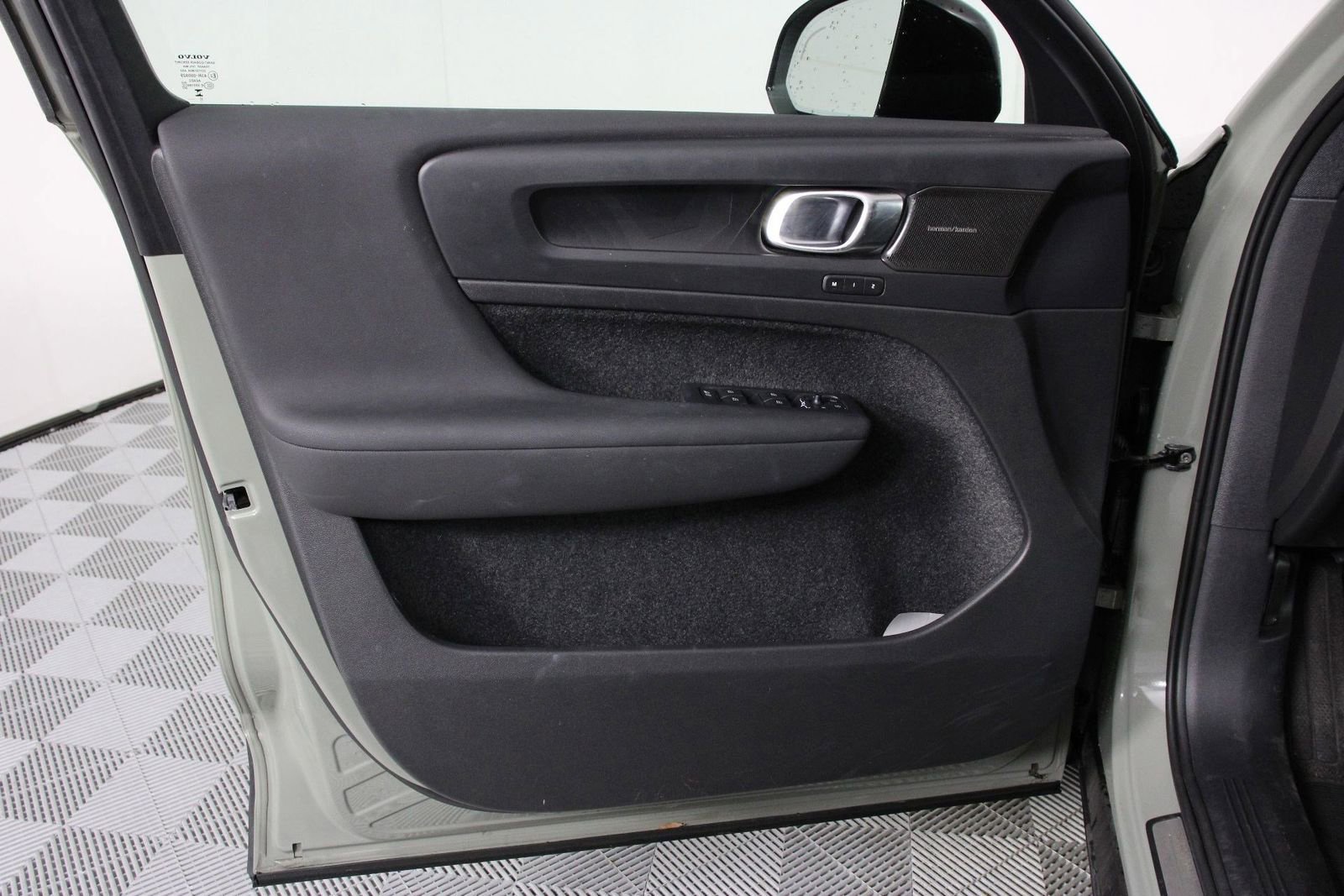 Used 2023 Volvo C40 P8 Recharge Ultimate AWD/4WD image 17
