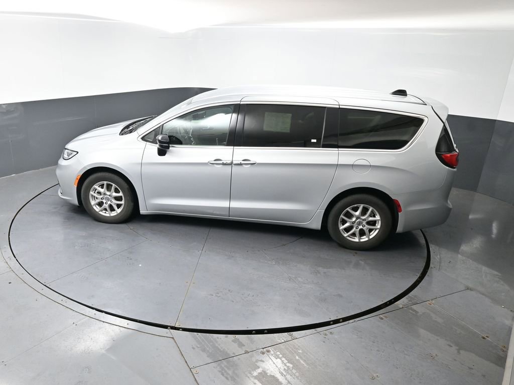 Used 2024 Chrysler Pacifica Touring-L FWD image 44