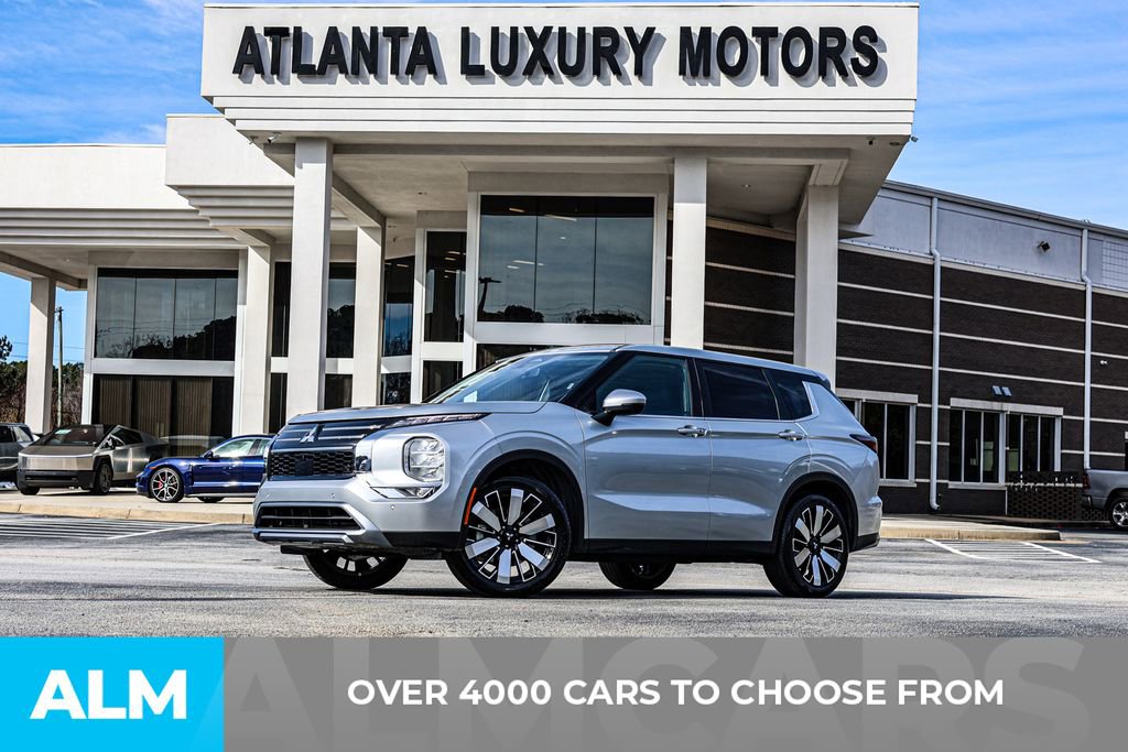 Used 2025 Mitsubishi Outlander SE image 3