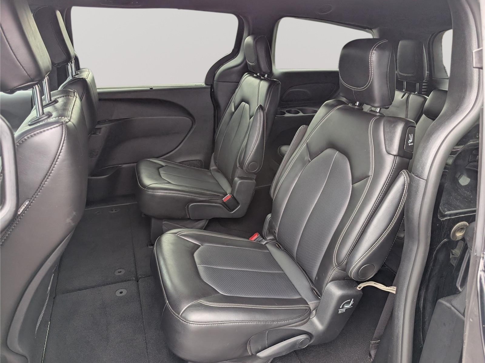 Used 2025 Chrysler Pacifica Select FWD image 15
