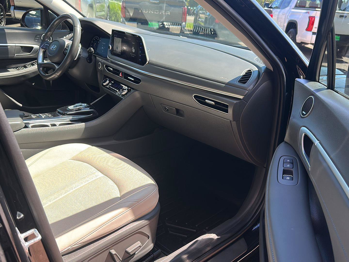 Used 2021 Hyundai Sonata Limited w/ Preferred Accessory Package FWD image 12