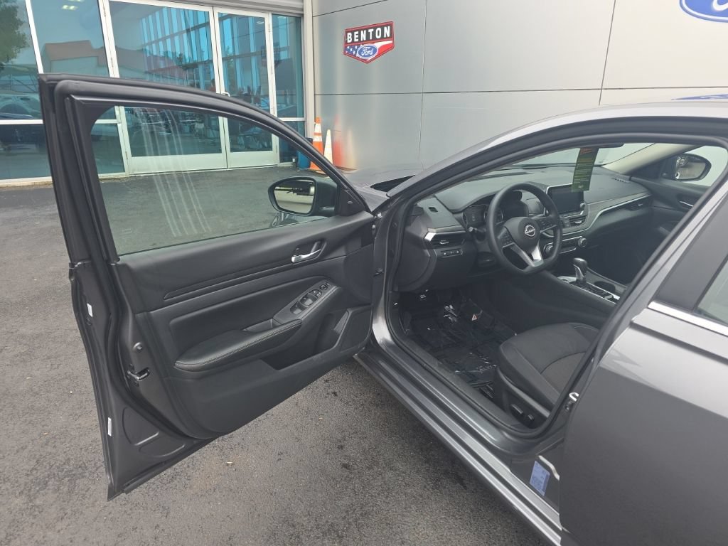 Used 2025 Nissan Altima 2.5 SV FWD image 9