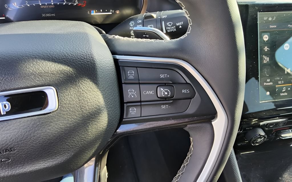 Used 2023 Jeep Grand Cherokee Altitude AWD/4WD image 18