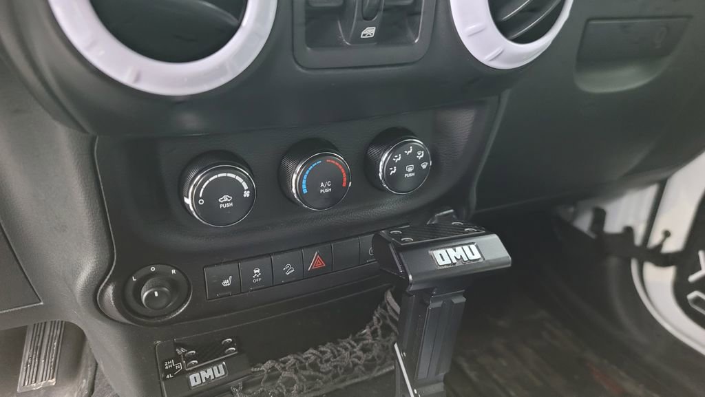 Used 2015 Jeep Wrangler Unlimited Sahara image 22